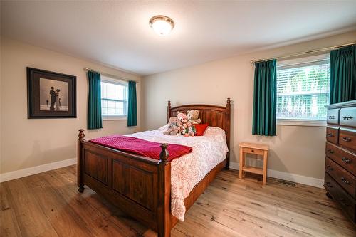 1176 Thomas-Hayes Road, Spallumcheen, BC - Indoor Photo Showing Bedroom