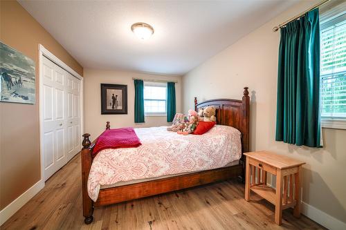 1176 Thomas-Hayes Road, Spallumcheen, BC - Indoor Photo Showing Bedroom