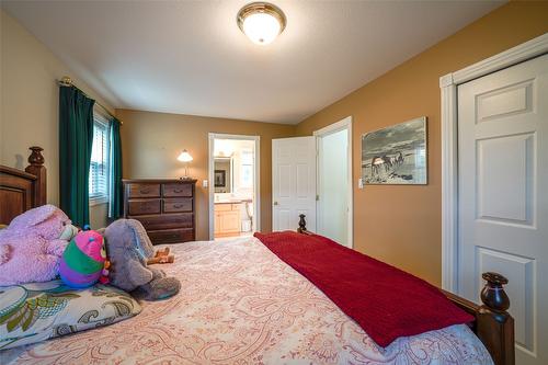 1176 Thomas-Hayes Road, Spallumcheen, BC - Indoor Photo Showing Bedroom