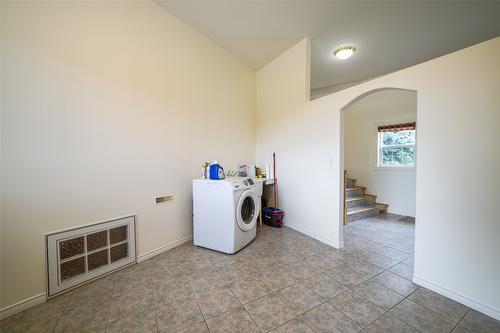 1176 Thomas-Hayes Road, Spallumcheen, BC - Indoor Photo Showing Laundry Room