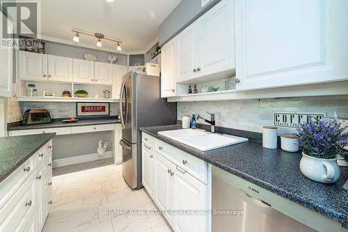 406 - 1966 Main Street W, Hamilton (Ainslie Wood), ON - Indoor Photo Showing Kitchen