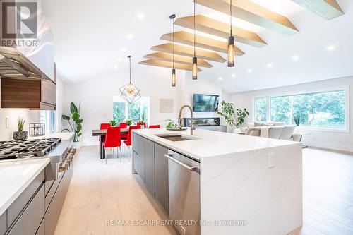 675 Scenic Drive, Hamilton (Westcliffe), ON - Indoor Photo Showing Kitchen With Upgraded Kitchen