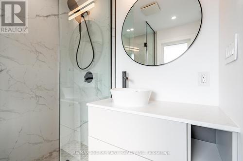 675 Scenic Drive, Hamilton (Westcliffe), ON - Indoor Photo Showing Bathroom