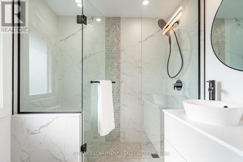 675 Scenic Drive, Hamilton (Westcliffe), ON - Indoor Photo Showing Bathroom