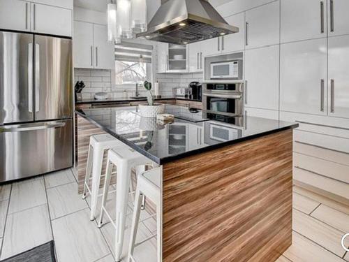 Cuisine - 140 Av. De La Mennais, La Prairie, QC - Indoor Photo Showing Kitchen With Upgraded Kitchen