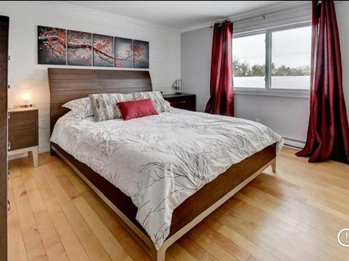 Chambre Ã  coucher principale - 140 Av. De La Mennais, La Prairie, QC - Indoor Photo Showing Bedroom