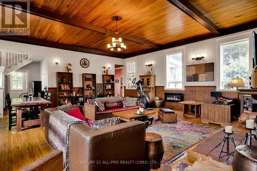 3826 Vic Lightle Road, Port Hope, ON - Indoor Photo Showing Living Room