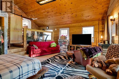 3826 Vic Lightle Road, Port Hope, ON - Indoor Photo Showing Living Room