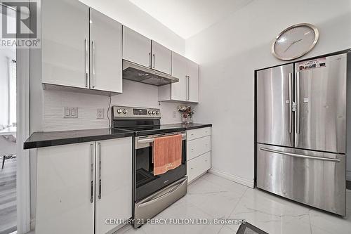 239 Kendal Avenue, Oshawa (O'Neill), ON - Indoor Photo Showing Kitchen