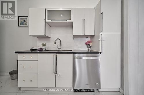 239 Kendal Avenue, Oshawa (O'Neill), ON - Indoor Photo Showing Kitchen