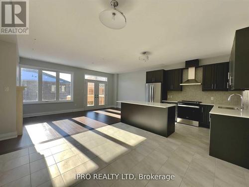 30 Periwinkle Road W, Springwater (Midhurst), ON - Indoor Photo Showing Kitchen With Upgraded Kitchen