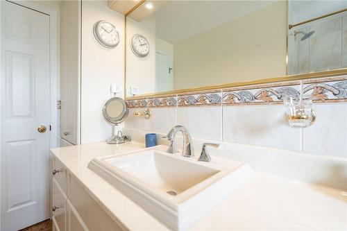 154 Hendrie Avenue, Burlington, ON - Indoor Photo Showing Bathroom