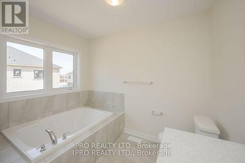 106 Sunflower Crescent, Thorold, ON - Indoor Photo Showing Bathroom