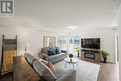 47 Caspian Square, Clarington (Bowmanville), ON - Indoor Photo Showing Living Room