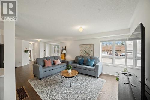 47 Caspian Square, Clarington (Bowmanville), ON - Indoor Photo Showing Living Room