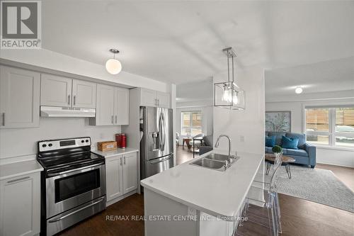 47 Caspian Square, Clarington (Bowmanville), ON - Indoor Photo Showing Kitchen With Double Sink With Upgraded Kitchen