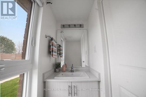 47 Caspian Square, Clarington (Bowmanville), ON - Indoor Photo Showing Laundry Room