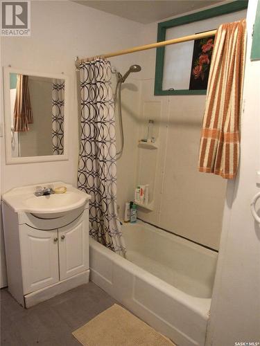 905 Railway Avenue, Burstall, SK - Indoor Photo Showing Bathroom