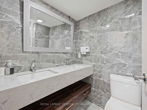 1112-234 Albion Rd, Toronto, ON - Indoor Photo Showing Bathroom