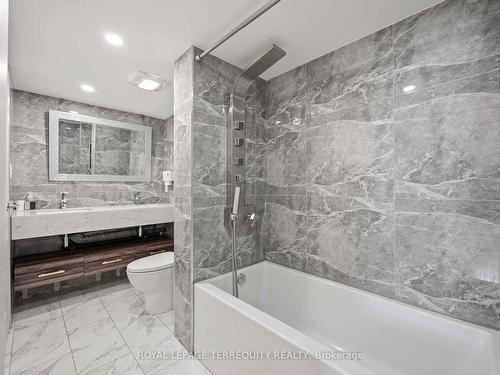 1112-234 Albion Rd, Toronto, ON - Indoor Photo Showing Bathroom