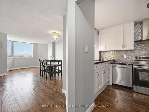 1112-234 Albion Rd, Toronto, ON - Indoor Photo Showing Kitchen