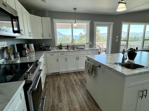 1618 Fir Rd, Merritt, BC - Indoor Photo Showing Kitchen