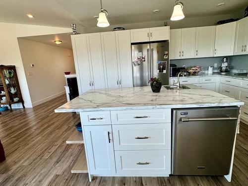 1618 Fir Rd, Merritt, BC - Indoor Photo Showing Kitchen