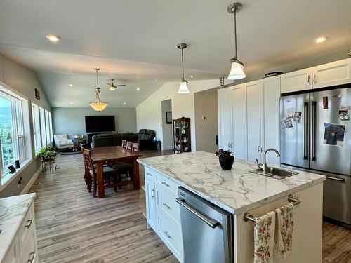 1618 Fir Rd, Merritt, BC - Indoor Photo Showing Kitchen With Upgraded Kitchen