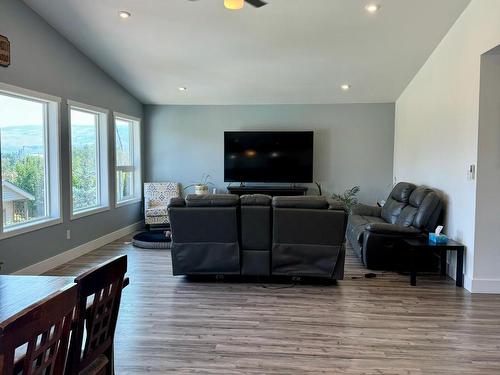 1618 Fir Rd, Merritt, BC - Indoor Photo Showing Living Room