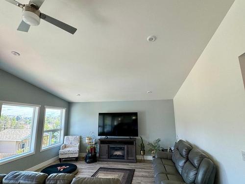 1618 Fir Rd, Merritt, BC - Indoor Photo Showing Living Room