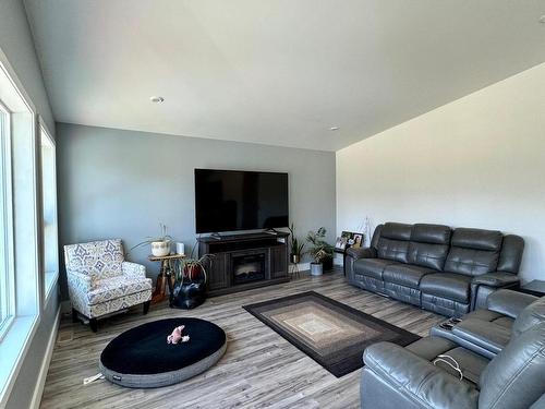 1618 Fir Rd, Merritt, BC - Indoor Photo Showing Living Room