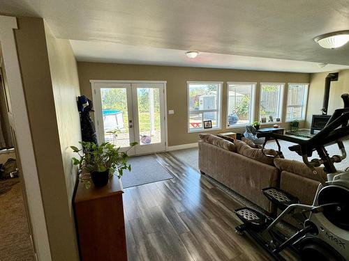 1618 Fir Rd, Merritt, BC - Indoor Photo Showing Living Room