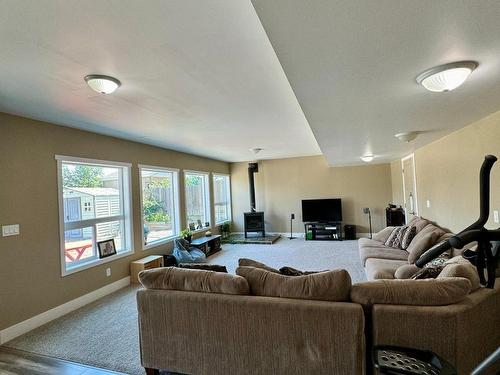 1618 Fir Rd, Merritt, BC - Indoor Photo Showing Living Room