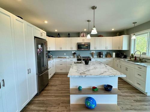 1618 Fir Rd, Merritt, BC - Indoor Photo Showing Kitchen With Double Sink With Upgraded Kitchen