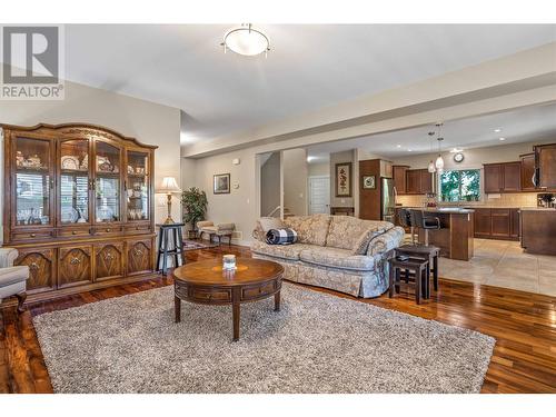 4939 Haskins Court, Kelowna, BC - Indoor Photo Showing Living Room