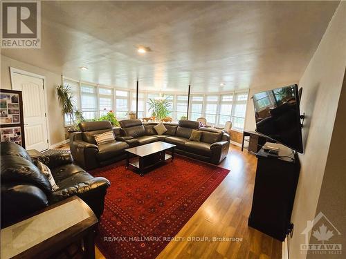 1196 Rainbow Street, Ottawa, ON - Indoor Photo Showing Living Room