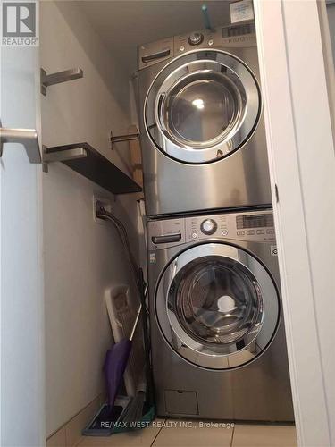 409 - 16 Mcadam Avenue, Toronto (Yorkdale-Glen Park), ON - Indoor Photo Showing Laundry Room