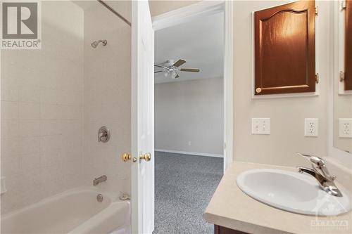 21 Glenhaven Private, Ottawa, ON - Indoor Photo Showing Bathroom