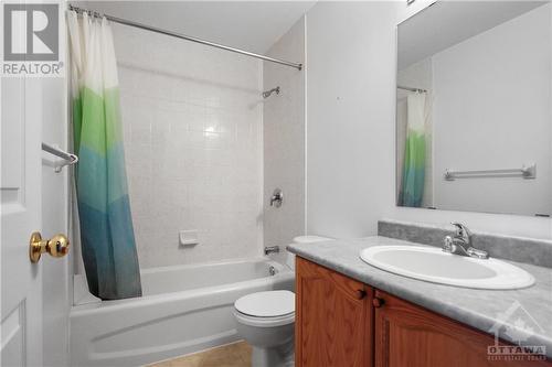 21 Glenhaven Private, Ottawa, ON - Indoor Photo Showing Bathroom