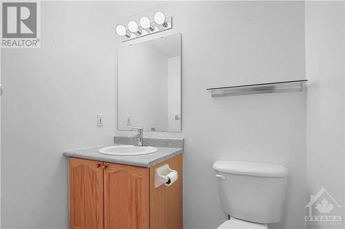 21 Glenhaven Private, Ottawa, ON - Indoor Photo Showing Bathroom