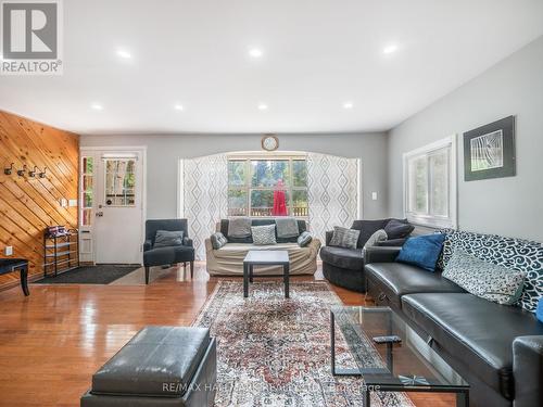 31 Government Dock Road, Kawartha Lakes, ON - Indoor Photo Showing Living Room