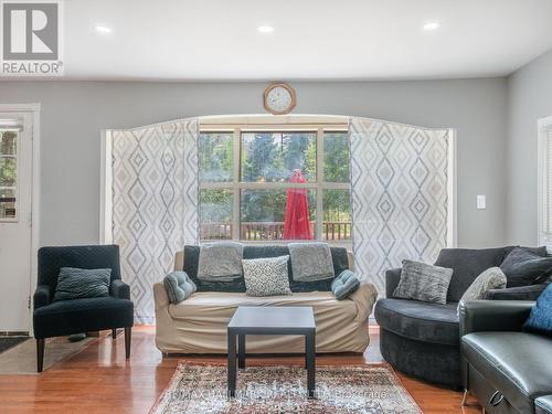 31 Government Dock Road, Kawartha Lakes, ON - Indoor Photo Showing Living Room