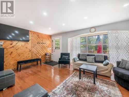 31 Government Dock Road, Kawartha Lakes, ON - Indoor Photo Showing Living Room