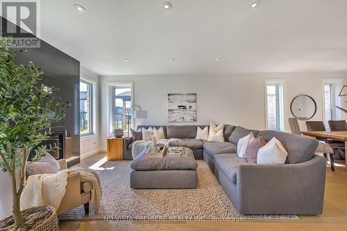 2322 Wickerson Road, London, ON - Indoor Photo Showing Living Room