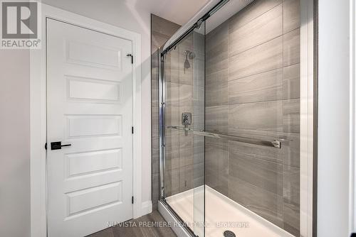 2322 Wickerson Road, London, ON - Indoor Photo Showing Bathroom