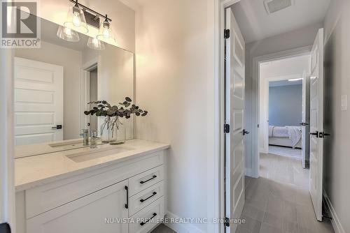 2322 Wickerson Road, London, ON - Indoor Photo Showing Bathroom