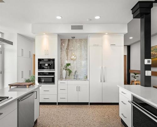 490 Seekings Street, Headingley, MB - Indoor Photo Showing Kitchen With Upgraded Kitchen