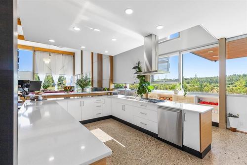 490 Seekings Street, Headingley, MB - Indoor Photo Showing Kitchen