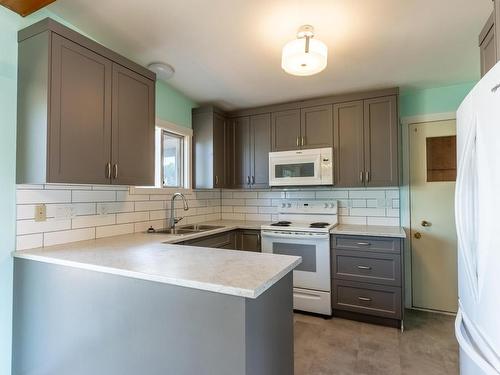 745 Kelly Drive, Kamloops, BC - Indoor Photo Showing Kitchen With Double Sink