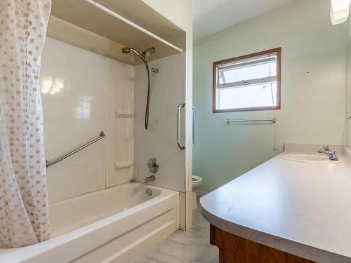 745 Kelly Drive, Kamloops, BC - Indoor Photo Showing Bathroom